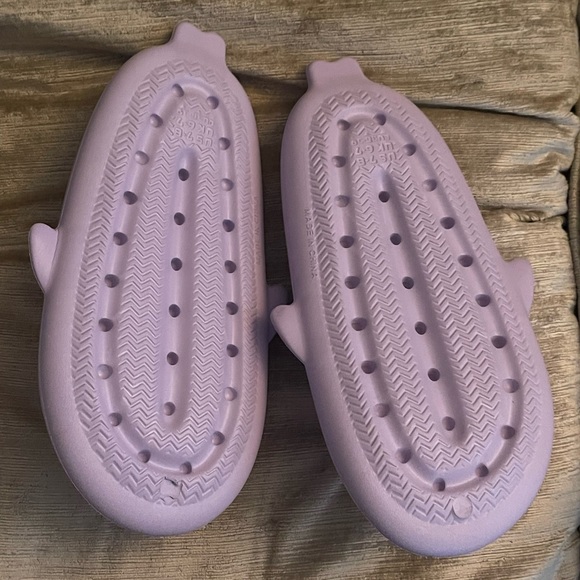 Lilac shark slipper slides sliders uk size 6-7 womens - Picture 3 of 3
